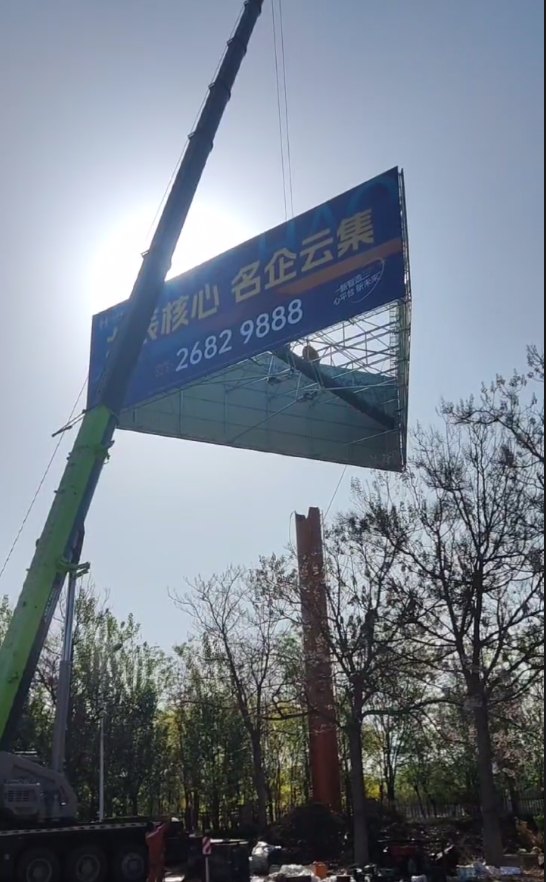 1744166708787317.jpeg 天津三面单立柱广告牌02.jpeg